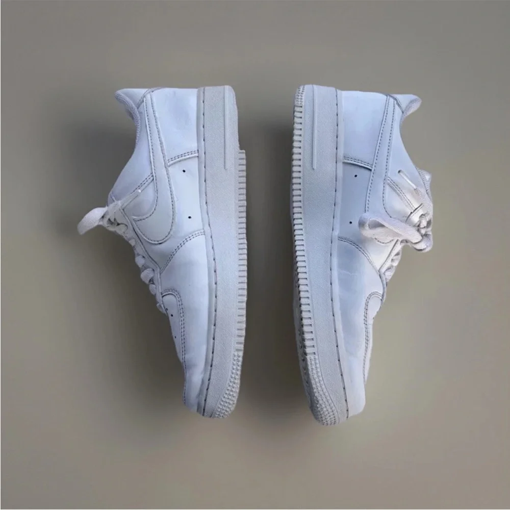 Nike Woman Air Force 1 White Sneakers 8.5